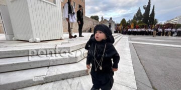 «Η Ρωμανία κι αν πέρασε, ανθεί και φέρει κι άλλο» – Αυτό πιστοποιεί η εικόνα του μικρού Παναγιωτάκη με τη φορεσιά του Πόντιου αντάρτη στο Σύνταγμα, 19 Μαΐου 2026 (φωτ.: Γεωργία Βορύλλα)