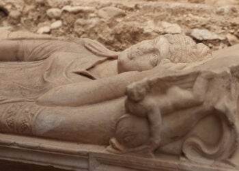 Ο μνημειακός τάφος, που εκτιμάται ότι ανήκε σε γυναίκα αριστοκρατικής καταγωγής, αποκαλύφθηκε κατά τη διάρκεια ανασκαφών στην αρχαία Όλυμπο της Λυκίας, στην περιοχή της Αττάλειας (φωτ.: Anadolu Agency)
