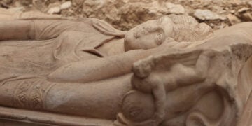 Ο μνημειακός τάφος, που εκτιμάται ότι ανήκε σε γυναίκα αριστοκρατικής καταγωγής, αποκαλύφθηκε κατά τη διάρκεια ανασκαφών στην αρχαία Όλυμπο της Λυκίας, στην περιοχή της Αττάλειας (φωτ.: Anadolu Agency)