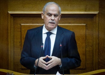 Ο Νίκος Ταγαράς σε παλαιότερη φωτογραφία από την Ολομέλεια της Βουλής (φωτ.: EUROKNISSI / Γιώργος Κονταρίνης)