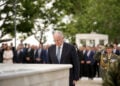 Ο Πρόεδρος της Δημοκρατίας Κώστας Τασούλας, καταθέτει στεφάνι (φωτ.: ΑΠΕ-ΜΠΕ / Δημήτρης Αλεξούδης)