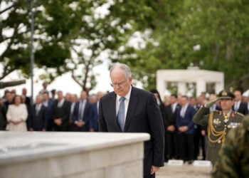 Ο Πρόεδρος της Δημοκρατίας Κώστας Τασούλας, καταθέτει στεφάνι (φωτ.: ΑΠΕ-ΜΠΕ / Δημήτρης Αλεξούδης)