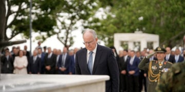 Ο Πρόεδρος της Δημοκρατίας Κώστας Τασούλας, καταθέτει στεφάνι (φωτ.: ΑΠΕ-ΜΠΕ / Δημήτρης Αλεξούδης)