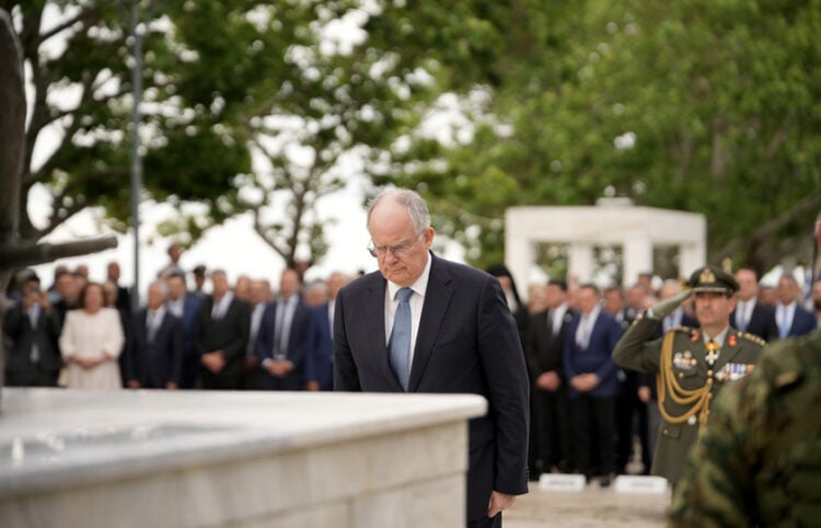 Ο Πρόεδρος της Δημοκρατίας Κώστας Τασούλας, καταθέτει στεφάνι (φωτ.: ΑΠΕ-ΜΠΕ / Δημήτρης Αλεξούδης)