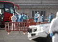Δύο από τους επιβάτες του MV Hondius λαμβάνουν οδηγίες από στελέχη της Μονάδας Εκτάκτων Αναγκών και της Υπηρεσίας Υγειονομικού Ελέγχου στο λιμάνι της Γραναδίγια ντε Αμπόνα, στην Τενερίφη, 10 Μαΐου 2026 (φωτ.: EPA / Miguel Barreto)