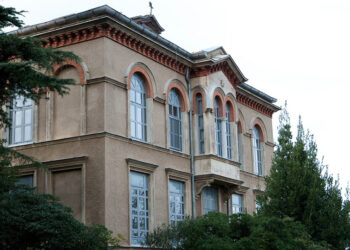 Το εξωτερικό της Θεολογικής Σχολής της Χάλκης, πριν από τις εκτεταμένες εργασίες ανακαίνισης. Πέμπτη 15 Απριλίου 2010 (φωτ.: ΑΠΕ-ΜΠΕ / Στέλιος Γιανσακίδης)