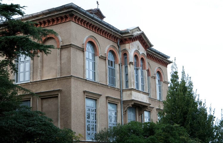 Το εξωτερικό της Θεολογικής Σχολής της Χάλκης, πριν από τις εκτεταμένες εργασίες ανακαίνισης. Πέμπτη 15 Απριλίου 2010 (φωτ.: ΑΠΕ-ΜΠΕ / Στέλιος Γιανσακίδης)