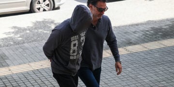 Στον 7ο τακτικό εισαγγελέα Θεσσαλονίκης οδηγείται ο ένας από τους δύο κατηγορούμενους για τη δολοφονία του 54χρονου, Δευτέρα 11 Μαΐου 2026 (φωτ.: EUROKINISSI / Νάσος Σιμόπουλος)