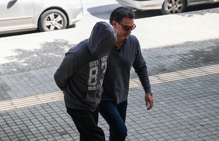 Στον 7ο τακτικό εισαγγελέα Θεσσαλονίκης οδηγείται ο ένας από τους δύο κατηγορούμενους για τη δολοφονία του 54χρονου, Δευτέρα 11 Μαΐου 2026 (φωτ.: EUROKINISSI / Νάσος Σιμόπουλος)