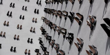 Εικαστική εγκατάσταση στην Κωνσταντινούπολη, πριν από λίγα χρόνια, με αφορμή τις πολυάριθμες γυναικοκτονίες (φωτ.: EPA / Tolga Bozoglu)