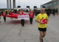 Στα χέρια του δρομέα το κουτί με το χώμα από το πατρικό του Μουσταφά Κεμάλ στη Θεσσαλονίκη (πηγή: Yeniçağ)