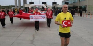 Στα χέρια του δρομέα το κουτί με το χώμα από το πατρικό του Μουσταφά Κεμάλ στη Θεσσαλονίκη (πηγή: Yeniçağ)