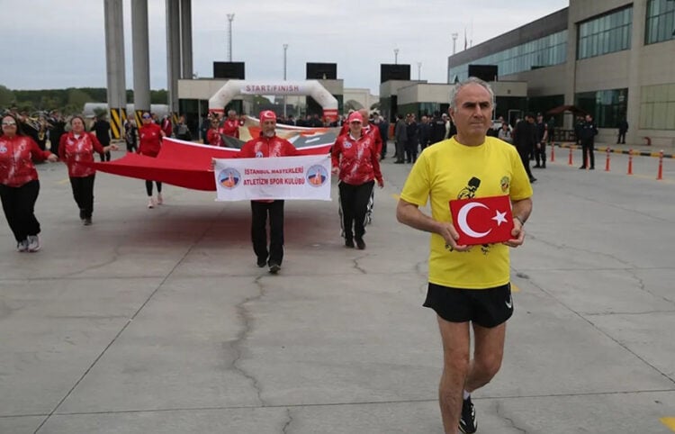 Στα χέρια του δρομέα το κουτί με το χώμα από το πατρικό του Μουσταφά Κεμάλ στη Θεσσαλονίκη (πηγή: Yeniçağ)