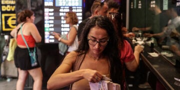 Ανταλλακτήριο συναλλάγματος στην Κωνσταντινούπολη (φωτ.: EPA / Erdem Sahin)