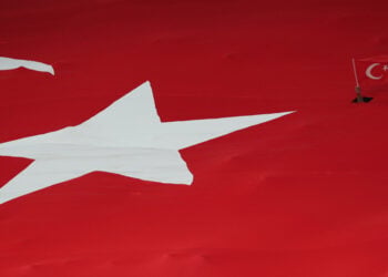 Τούρκος φίλαθλος κρατά σημαία μέσα από μια γιγαντιαία τουρκική σημαία (φωτ.: EPA / Tolga Bozoglu)