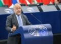 Ο Δημήτρης Τσιόδρας μιλά στην Ολομέλεια του Ευρωπαϊκού Κοινοβουλίου (πηγή: multimedia.europarl.europa.eu)