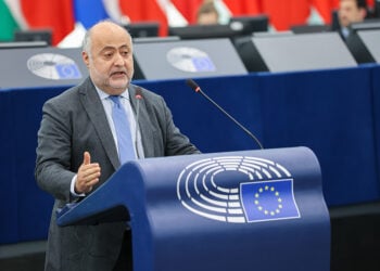 Ο Δημήτρης Τσιόδρας μιλά στην Ολομέλεια του Ευρωπαϊκού Κοινοβουλίου (πηγή: multimedia.europarl.europa.eu)