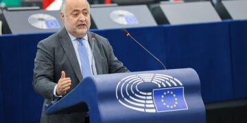 Ο Δημήτρης Τσιόδρας μιλά στην Ολομέλεια του Ευρωπαϊκού Κοινοβουλίου (πηγή: multimedia.europarl.europa.eu)