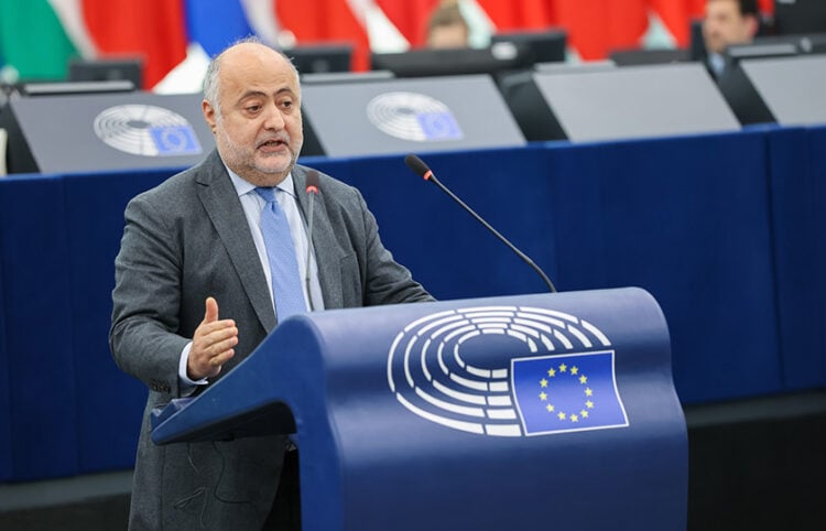 Ο Δημήτρης Τσιόδρας μιλά στην Ολομέλεια του Ευρωπαϊκού Κοινοβουλίου (πηγή: multimedia.europarl.europa.eu)