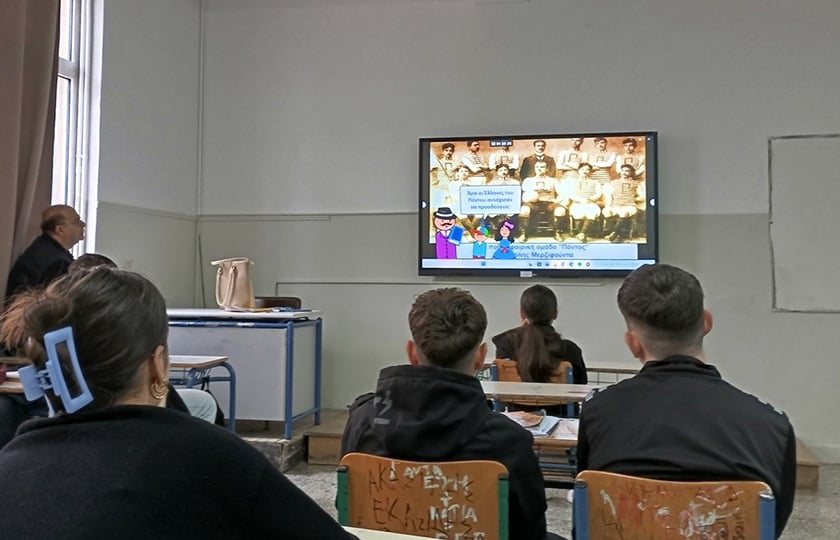 Στιγμιότυπο από την προβολή του βίντεο για τη Γενοκτονία των Ποντίων σε τάξη του 1ου Γυμνασίου Τυρνάβου (φωτ.: 1ο Γυμνάσιο Τυρνάβου)