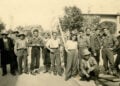 Ο Γιάννης Τζανίδης (κρατά την ελληνική σημαία) με συγκρατούμενούς του στο στρατόπεδο του Άουξμπουργκ τις πρώτες μέρες της απελευθέρωσης, Μάιος 1945 (πηγή: ΓΑΚ Μαγνησίας, Οικογενειακό Αρχείο Κωνσταντίνου Τζανίδη)