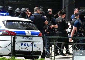 Ισχυρές αστυνομικές δυνάμεις έξω από το κέντρο διασκέδασης στις Τζιτζιφιές, όπου έπεσαν πυροβολισμοί, Κυριακή 10 Μαΐου 2026 (φωτ.: EUROKINISSI / Τατιάνα Μπόλαρη)