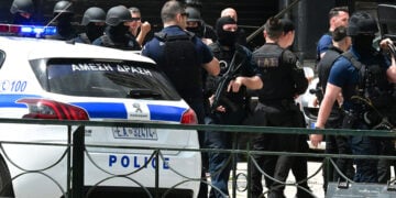 Ισχυρές αστυνομικές δυνάμεις έξω από το κατάστημα στις Τζιτζιφιές, όπου έπεσαν πυροβολισμοί, Κυριακή 10 Μαΐου 2026 (φωτ.: EUROKINISSI / Τατιάνα Μπόλαρη)