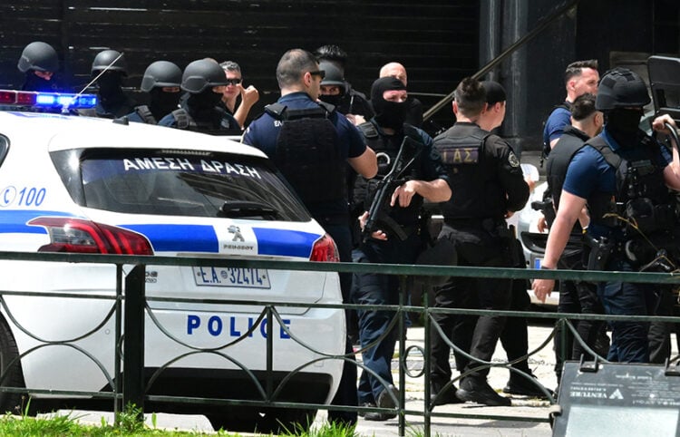 Ισχυρές αστυνομικές δυνάμεις έξω από το κέντρο διασκέδασης στις Τζιτζιφιές, όπου έπεσαν πυροβολισμοί, Κυριακή 10 Μαΐου 2026 (φωτ.: EUROKINISSI / Τατιάνα Μπόλαρη)