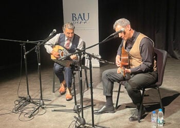 Γρηγόρης Βασίλας και Γιώργος Νικόπουλος στη σκηνή του Πανεπιστημίου Μπαχτσέσεχίρ στην Κωνσταντινούπολη, 8 Μαΐου 2026 (πηγή: ΑΠΕ-ΜΠΕ)