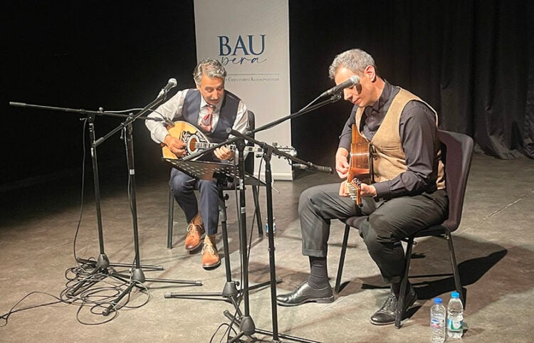 Γρηγόρης Βασίλας και Γιώργος Νικόπουλος στη σκηνή του Πανεπιστημίου Μπαχτσέσεχίρ στην Κωνσταντινούπολη, 8 Μαΐου 2026 (πηγή: ΑΠΕ-ΜΠΕ)