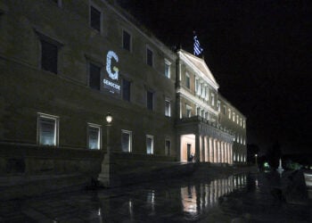 Η βροχή δεν στάθηκε εμπόδιο: Το «G» της μνήμης φώτισε τη Βουλή των Ελλήνων για τα θύματα της Γενοκτονίας των Ποντίων (φωτ.: Γραφείο Τύπου και Κοινοβουλευτικής Πληροφόρησης / Δημήτρης Κλεάνθους)