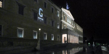 Η βροχή δεν στάθηκε εμπόδιο: Το «G» της μνήμης φώτισε τη Βουλή των Ελλήνων για τα θύματα της Γενοκτονίας των Ποντίων (φωτ.: Γραφείο Τύπου και Κοινοβουλευτικής Πληροφόρησης / Δημήτρης Κλεάνθους)