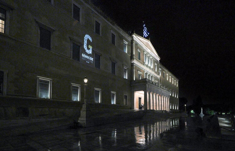 Η βροχή δεν στάθηκε εμπόδιο: Το «G» της μνήμης φώτισε τη Βουλή των Ελλήνων για τα θύματα της Γενοκτονίας των Ποντίων (φωτ.: Γραφείο Τύπου και Κοινοβουλευτικής Πληροφόρησης / Δημήτρης Κλεάνθους)