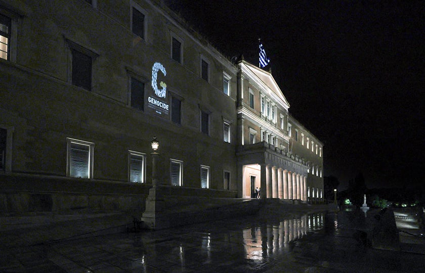 Η βροχή δεν στάθηκε εμπόδιο: Το «G» της μνήμης φώτισε τη Βουλή των Ελλήνων για τα θύματα της Γενοκτονίας των Ποντίων (φωτ.: Γραφείο Τύπου και Κοινοβουλευτικής Πληροφόρησης / Δημήτρης Κλεάνθους)