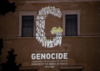 Φωταγωγημένη η πρόσοψη της Βουλής για τη 19η Μαΐου, Ημέρα Μνήμης της Γενοκτονίας των Ποντίων (φωτ.:  EUROKINISSI / Αργυρώ Αναστασίου)