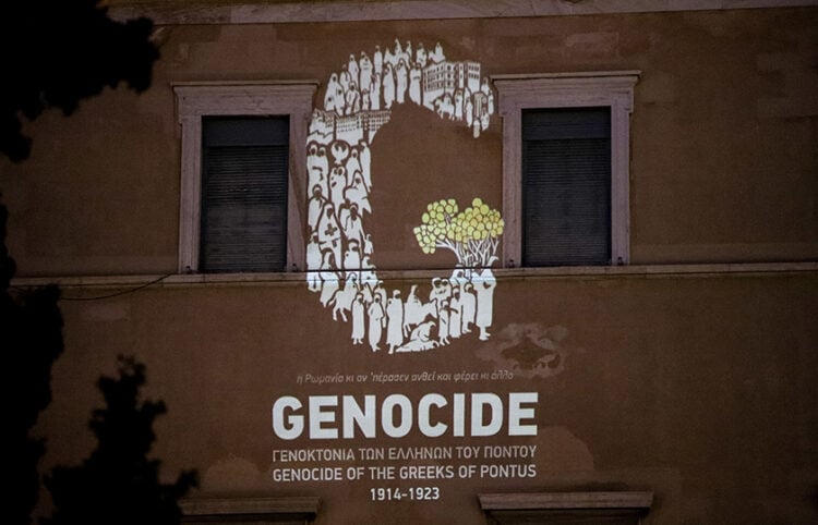 Φωταγωγημένη η πρόσοψη της Βουλής για τη 19η Μαΐου, Ημέρα Μνήμης της Γενοκτονίας των Ποντίων (φωτ.:  EUROKINISSI / Αργυρώ Αναστασίου)