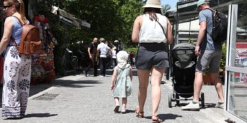 Υψηλές θερμοκρασίες στην Αθήνα (φωτ.: EUROKINISSI / Δανάη Δαυλοπούλου)