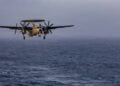 Αεροσκάφος E-2D Hawkeye της 117ης Μοίρας Αερομεταφερόμενου Ελέγχου και Διοίκησης (VAW 117), προετοιμάζεται για προσνήωση με χρήση ανάσχεσης στο κατάστρωμα πτήσεων του αεροπλανοφόρου κλάσης Nimitz, USS Abraham Lincoln (CVN 72) που βρίσκεται ανεπτυγμένο στην περιοχή επιχειρήσεων του 5ου Στόλου των ΗΠΑ, στη Μέση Ανατολή (φωτ. U.S. Navy/ NAVCENT Public Affairs)