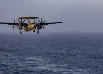 Αεροσκάφος E-2D Hawkeye της 117ης Μοίρας Αερομεταφερόμενου Ελέγχου και Διοίκησης (VAW 117), προετοιμάζεται για προσνήωση με χρήση ανάσχεσης στο κατάστρωμα πτήσεων του αεροπλανοφόρου κλάσης Nimitz, USS Abraham Lincoln (CVN 72) που βρίσκεται ανεπτυγμένο στην περιοχή επιχειρήσεων του 5ου Στόλου των ΗΠΑ, στη Μέση Ανατολή (φωτ. U.S. Navy/ NAVCENT Public Affairs)