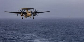 Αεροσκάφος E-2D Hawkeye της 117ης Μοίρας Αερομεταφερόμενου Ελέγχου και Διοίκησης (VAW 117), προετοιμάζεται για προσνήωση με χρήση ανάσχεσης στο κατάστρωμα πτήσεων του αεροπλανοφόρου κλάσης Nimitz, USS Abraham Lincoln (CVN 72) που βρίσκεται ανεπτυγμένο στην περιοχή επιχειρήσεων του 5ου Στόλου των ΗΠΑ, στη Μέση Ανατολή (φωτ. U.S. Navy/ NAVCENT Public Affairs)