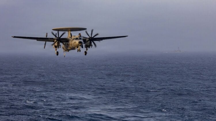 Αεροσκάφος E-2D Hawkeye της 117ης Μοίρας Αερομεταφερόμενου Ελέγχου και Διοίκησης (VAW 117), προετοιμάζεται για προσνήωση με χρήση ανάσχεσης στο κατάστρωμα πτήσεων του αεροπλανοφόρου κλάσης Nimitz, USS Abraham Lincoln (CVN 72) που βρίσκεται ανεπτυγμένο στην περιοχή επιχειρήσεων του 5ου Στόλου των ΗΠΑ, στη Μέση Ανατολή (φωτ. U.S. Navy/ NAVCENT Public Affairs)