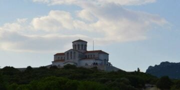 Ο Ιερός Ναός του Αγίου Ευγενίου στα Πετρωτά Ροδόπης (φωτ.: Ιερά Μητρόπολη Μαρωνείας και Κομοτηνής)