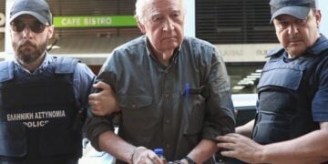 Στιγμιότυπο από τη μεταγωγή στον εισαγγελέα εφετών Πειραιά του Αλέξανδρου Γιωτόπουλου μετά την αναίρεση της απόφασης αποφυλάκισης του και την επιστροφή του στη φυλακή (φωτ.: Δανάη Δαυλοπούλου / EUROKINISSI)