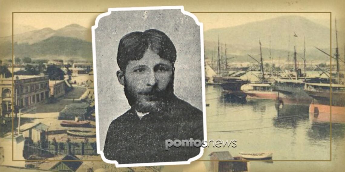 Ο Ανδρέας Σιμόνωφ με φόντο επιστολικό δελτάριο που απεικονίζει το Βατούμ την εποχή που διαβιούσε σε αυτό (φωτ.: Μικρασιατικόν Ημερολόγιον 1910/Εικ.: Αλεξία Ιωαννίδου)