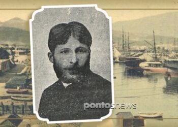 Ο Ανδρέας Σιμόνωφ με φόντο επιστολικό δελτάριο που απεικονίζει το Βατούμ την εποχή που διαβιούσε σε αυτό (φωτ.: Μικρασιατικόν Ημερολόγιον 1910/Εικ.: Αλεξία Ιωαννίδου)