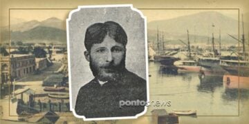 Ο Ανδρέας Σιμόνωφ με φόντο επιστολικό δελτάριο που απεικονίζει το Βατούμ την εποχή που διαβιούσε σε αυτό (φωτ.: Μικρασιατικόν Ημερολόγιον 1910/Εικ.: Αλεξία Ιωαννίδου)