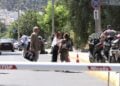 Η Άννα Μισέλ Ασημακοπούλου (με το λευκό πουκάμισο) προσερχόμενη στο Τριμελές Πλημμελειοδικείο Αθηνών με ακόμα δύο άτομα (φωτ.: Δανάη Δαυλοπούλου/ EUROKINISSI)