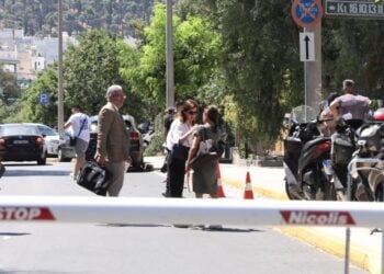 Η Άννα Μισέλ Ασημακοπούλου (με το λευκό πουκάμισο) προσερχόμενη στο Τριμελές Πλημμελειοδικείο Αθηνών με ακόμα δύο άτομα (φωτ.: Δανάη Δαυλοπούλου/ EUROKINISSI)