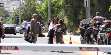 Η Άννα Μισέλ Ασημακοπούλου (με το λευκό πουκάμισο) προσερχόμενη στο Τριμελές Πλημμελειοδικείο Αθηνών με ακόμα δύο άτομα (φωτ.: Δανάη Δαυλοπούλου/ EUROKINISSI)