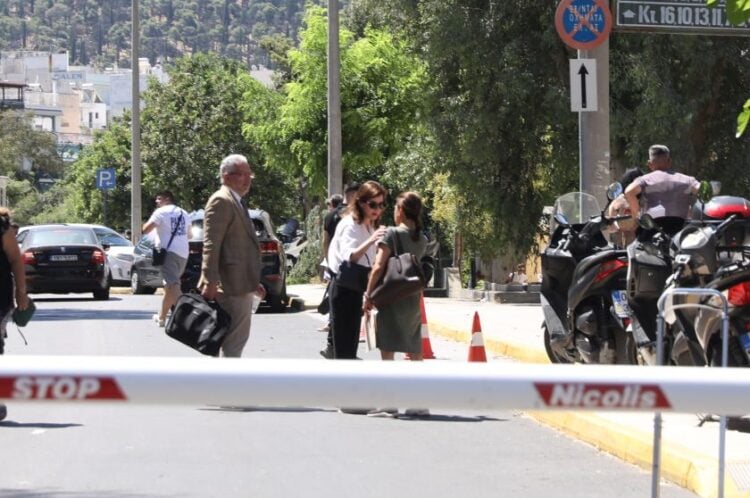Η Άννα Μισέλ Ασημακοπούλου (με το λευκό πουκάμισο) προσερχόμενη στο Τριμελές Πλημμελειοδικείο Αθηνών με ακόμα δύο άτομα (φωτ.: Δανάη Δαυλοπούλου/ EUROKINISSI)